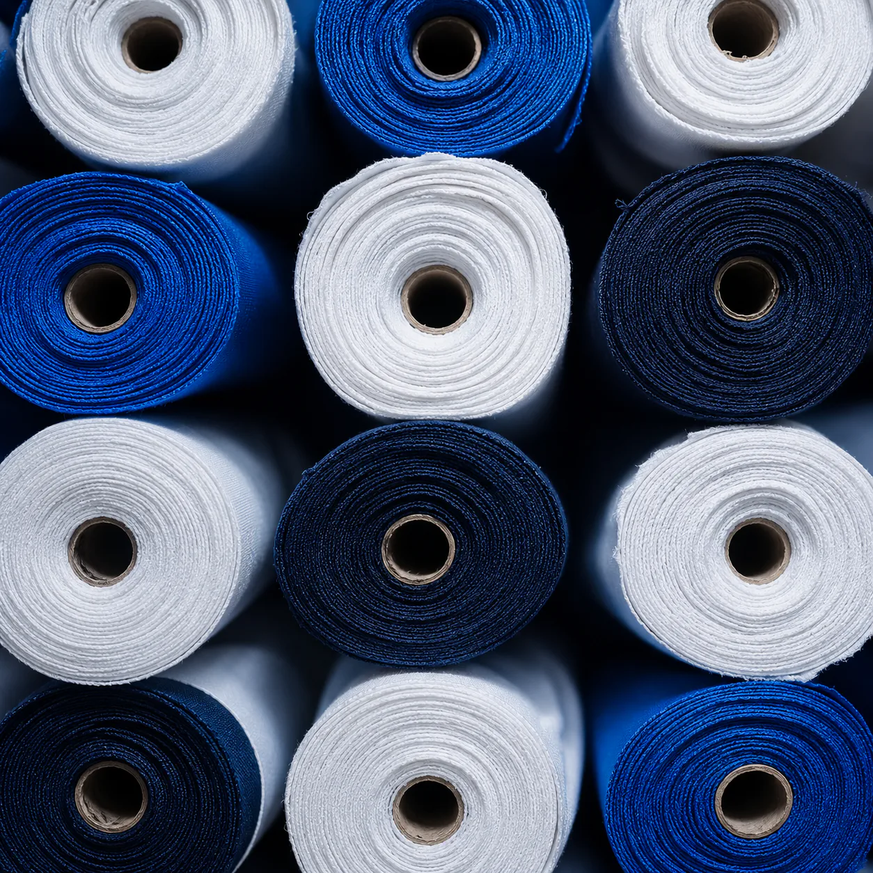 Rouleaux de textile bleu et blanc sélectionnés par CHALLENGIA